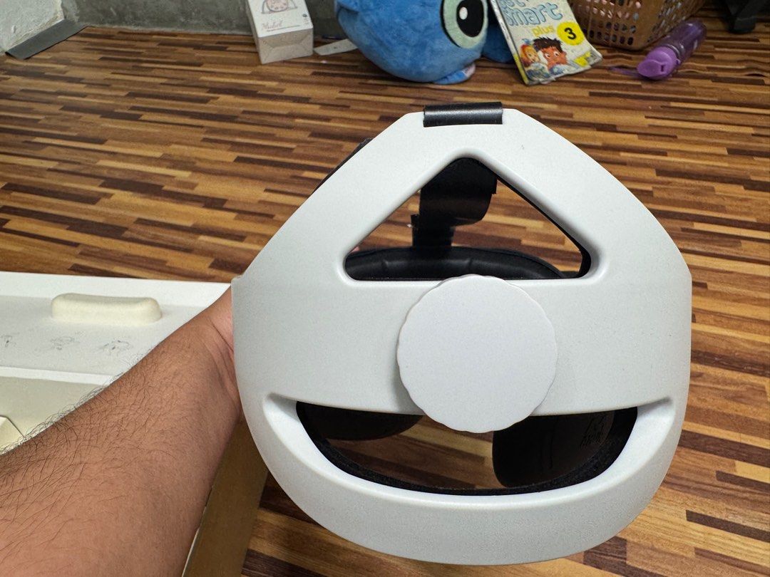 Meta Quest 2 (Category: Virtual Reality) located in Alor Setar. Submitted by ryuunosukemizan (Listing ID 1382977101, Image 1). Description: Meta Quest 2 Rm800 (nego sampai jadi) 1x Quest 2 Headset 1x Elite Strap for Head 1x Ear Rubber Cover for Sound Enhancement 2x Quest 2 Joystick 1x VR Cable 1x Box Barang macam dalam gambar. Ada kotak. Cuma kulit kotak dia hilang. Joystick kanan dh ditukar baru. Face cover strap baru Jualan terdesak nak pakai d