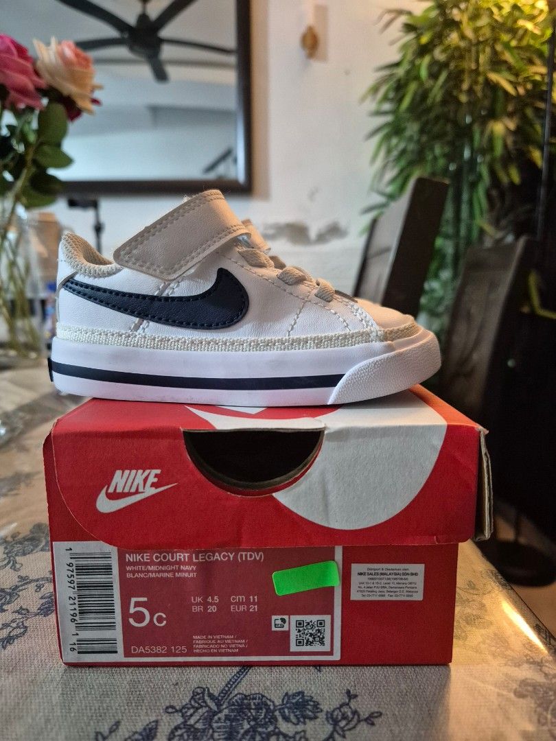 Nike shoes baby (Category: Babies & Kids Fashion) located in Ampang. Submitted by akmalismat (Listing ID 1382900797, Image 1). Description: size 4.5 UK.