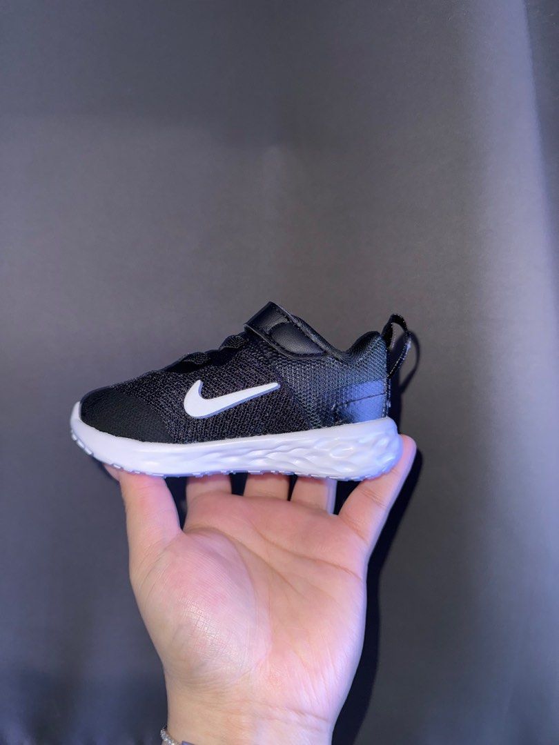 Nike Shoes for baby size 4C (Category: Babies & Kids Fashion) located in Dasmarinas. Submitted by cheetoes7 (Listing ID 1383067529, Image 3). Description: Brand new Di lang kasya sa baby ko. 4C size.