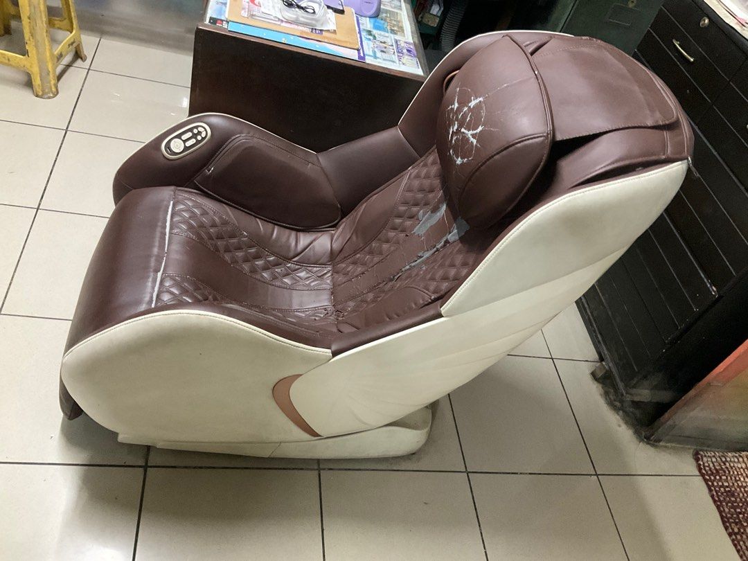 Ogawa Massage Chair (Category: Massage Devices) located in Manila. Submitted by bcu62 (Listing ID 1382881274, Image 3). Description: Ogawa Massage Chair Product Specification Dimension (Upright) -101cm x 64cm x 100cm Weight - 43kg 6 Suite Massage Programs: Office Pro Relieves tightness in the lower back and waist from prolonged sitting and poor posture Sweet Dreams Scaled down massage intensity with cradle mode. Perfect combination to induce slee
