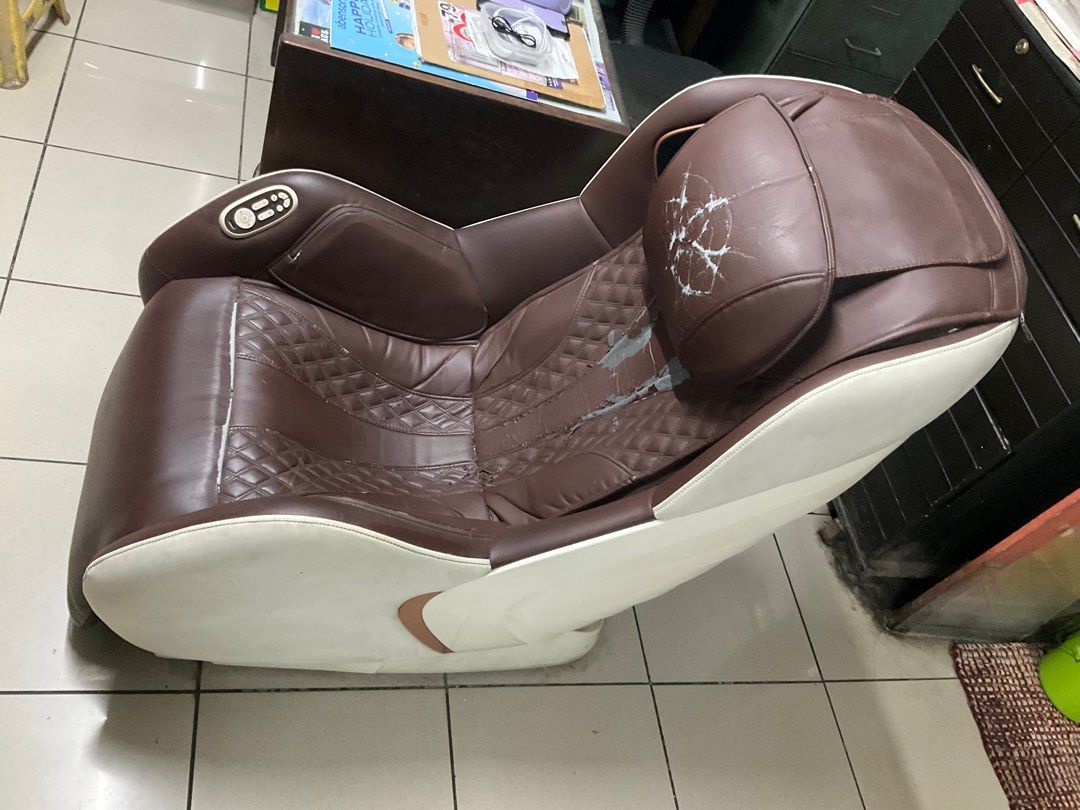Ogawa Massage Chair (Category: Massage Devices) located in Manila. Submitted by bcu62 (Listing ID 1382881274, Image 2). Description: Ogawa Massage Chair Product Specification Dimension (Upright) -101cm x 64cm x 100cm Weight - 43kg 6 Suite Massage Programs: Office Pro Relieves tightness in the lower back and waist from prolonged sitting and poor posture Sweet Dreams Scaled down massage intensity with cradle mode. Perfect combination to induce slee