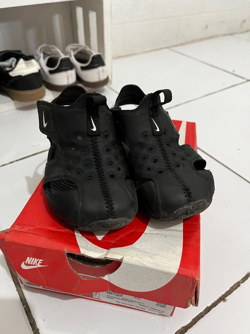 PRELOVED NIKE SUNRAY PROTECTION 2 ANAK (Kategori: Orang Tua, Bayi & Anak - Lainnya) berada di Lebak. Dikirim oleh emildaluciana (ID iklan 1382896248, Gambar 1). Deskripsi: Original beli di zalora, harga beli 450rb. Size 7c 13cm. Kondisi all good, sangat ringan dan masuk ke semua outfit anak. Dijual karena sudah tidak cukup. Negotiable. Bisa toko oren.