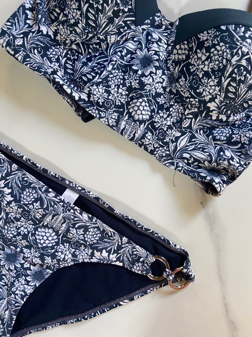 Printed Corset Bikini (Category: Bikinis & Swimsuits) located in Cebu City. Submitted by declutteringgstufff (Listing ID 1382978598, Image 2). Description: Size: XS-S, fits cup A-B RFS: Decluttering got lots of bikinis already SF: Starts at Php60 through J&T.