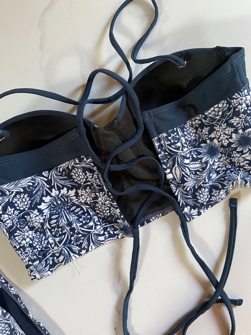 Printed Corset Bikini (Category: Bikinis & Swimsuits) located in Cebu City. Submitted by declutteringgstufff (Listing ID 1382978598, Image 3). Description: Size: XS-S, fits cup A-B RFS: Decluttering got lots of bikinis already SF: Starts at Php60 through J&T.