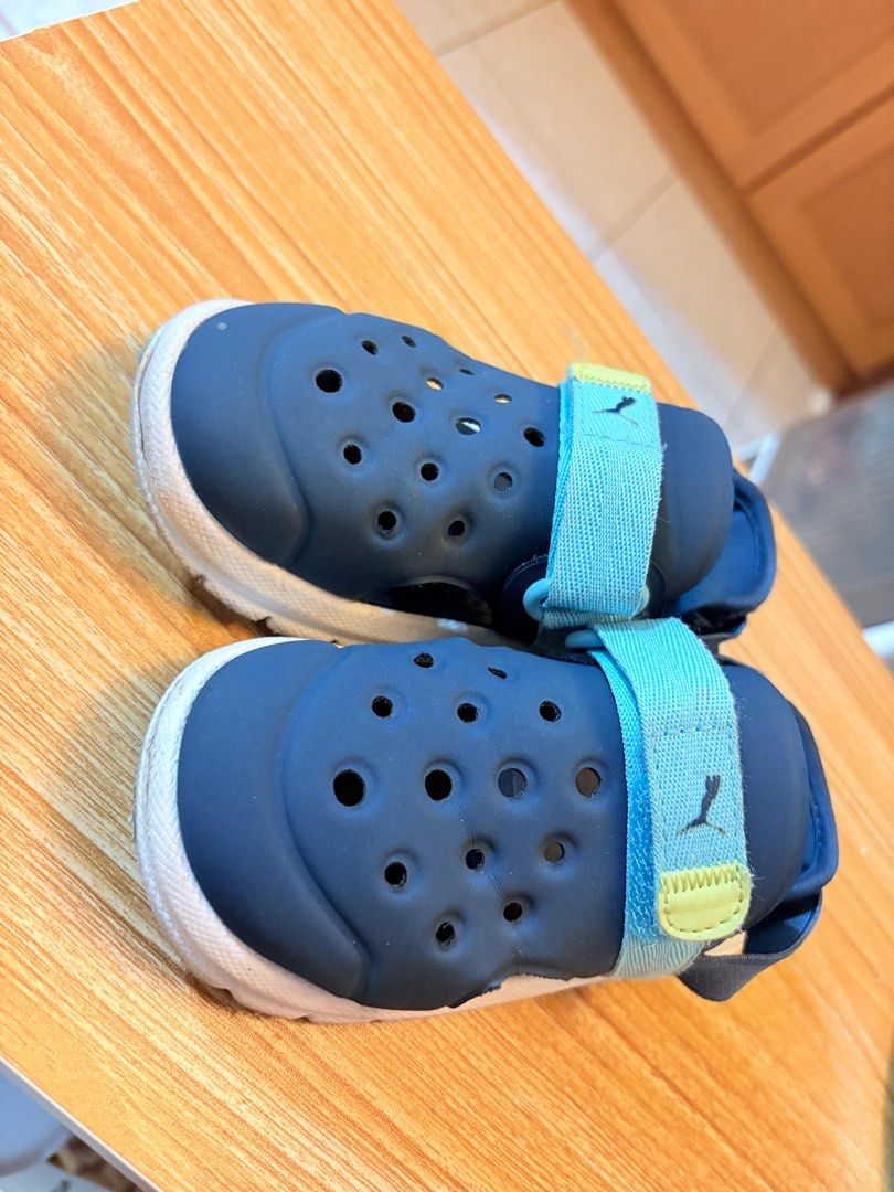 由 lynn02231980256 (刊登 ID 1383026675，圖片 3) 提交，位於 台北市 (Taipei) 的 PUMA 童鞋 EVOLVE SANDAL AC 深藍黃 護趾涼鞋 小童 15.5cm (類別：嬰兒及兒童流行時尚)，說明：15.5公分 基本沒有什麼大損傷 正常使用痕跡 我的小朋友鞋子很多 所以常常在輪替穿 損傷自然也就很不多 這種涼鞋可以保護腳趾不會滑出來受傷 材質也很舒適 可惜腳變大了穿不下了 誠可議。
