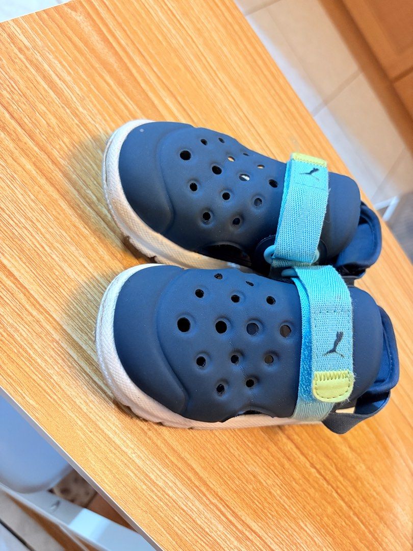 由 lynn02231980256 (刊登 ID 1383026675，圖片 2) 提交，位於 台北市 (Taipei) 的 PUMA 童鞋 EVOLVE SANDAL AC 深藍黃 護趾涼鞋 小童 15.5cm (類別：嬰兒及兒童流行時尚)，說明：15.5公分 基本沒有什麼大損傷 正常使用痕跡 我的小朋友鞋子很多 所以常常在輪替穿 損傷自然也就很不多 這種涼鞋可以保護腳趾不會滑出來受傷 材質也很舒適 可惜腳變大了穿不下了 誠可議。