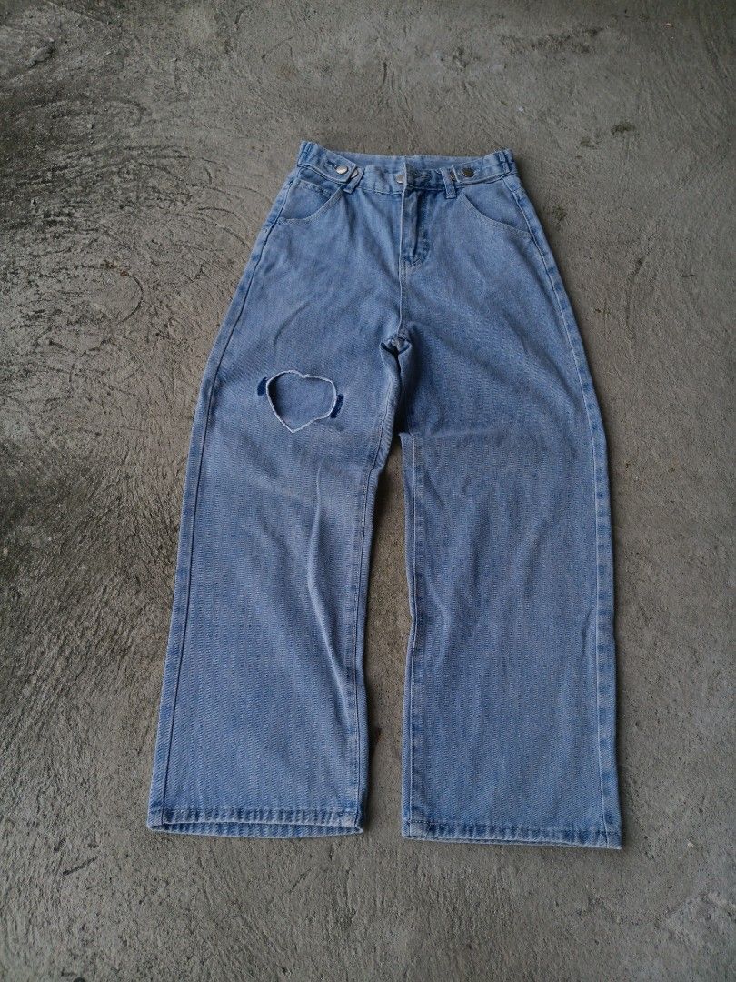Random wide leg pants women (Category: Jeans) located in Calamba. Submitted by jsh.b (Listing ID 1382968069, Image 1). Description: Waist-26 Length-37 Leg opening-9.