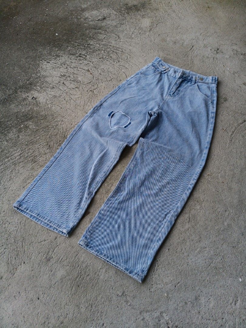 Random wide leg pants women (Category: Jeans) located in Calamba. Submitted by jsh.b (Listing ID 1382968069, Image 3). Description: Waist-26 Length-37 Leg opening-9.