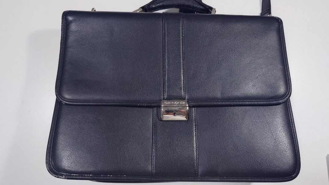 Samsonite Classic Leather Briefcase (Category: Luxury Bags & Wallets) located in Makati City. Submitted by ppomidyar (Listing ID 1383051881, Image 2). Description: very classic look. fits laptops. some visible wear and tear on handle and one side.