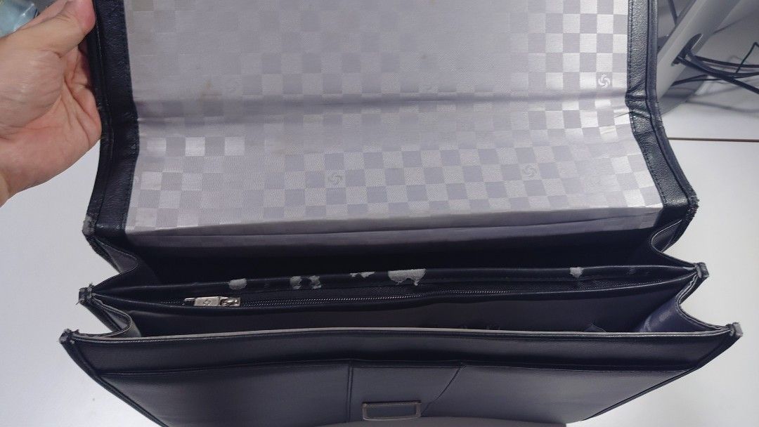 Samsonite Classic Leather Briefcase (Category: Luxury Bags & Wallets) located in Makati City. Submitted by ppomidyar (Listing ID 1383051881, Image 3). Description: very classic look. fits laptops. some visible wear and tear on handle and one side.