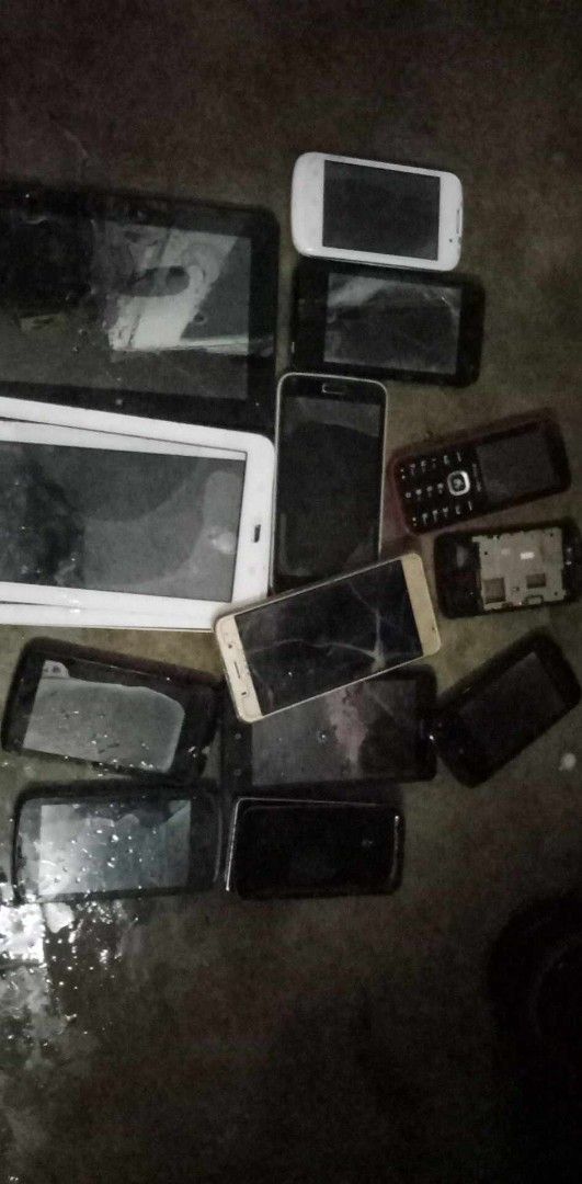 Scrap Phones (Category: Other Mobile & Gadget Accessories) located in Bacoor. Submitted by qualityucantrust (Listing ID 1382939704, Image 1). Description: all in mga old phone for parts etc.. see pix for referrences..👍 FREE: 2 CAN SAN MIG APPLE QUALITY U CAN TRUST™.