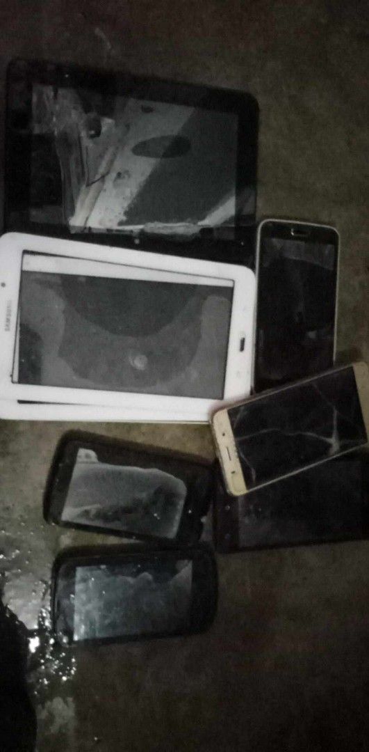 Scrap Phones (Category: Other Mobile & Gadget Accessories) located in Bacoor. Submitted by qualityucantrust (Listing ID 1382939704, Image 2). Description: all in mga old phone for parts etc.. see pix for referrences..👍 FREE: 2 CAN SAN MIG APPLE QUALITY U CAN TRUST™.