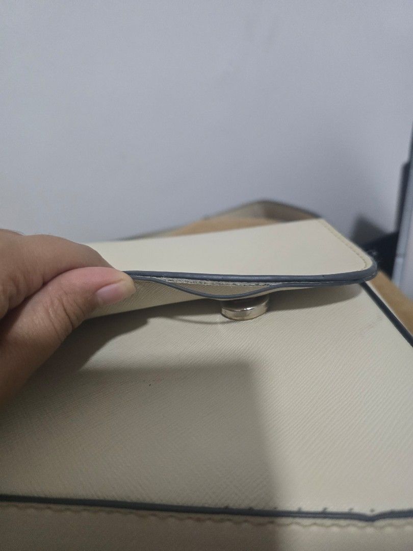 Secosana Bag (Category: Cross-body Bags) located in Mandaluyong City. Submitted by Andeng (Listing ID 1382918070, Image 3). Description: .