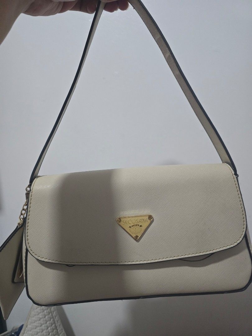 Secosana Bag (Category: Cross-body Bags) located in Mandaluyong City. Submitted by Andeng (Listing ID 1382918070, Image 1). Description: .