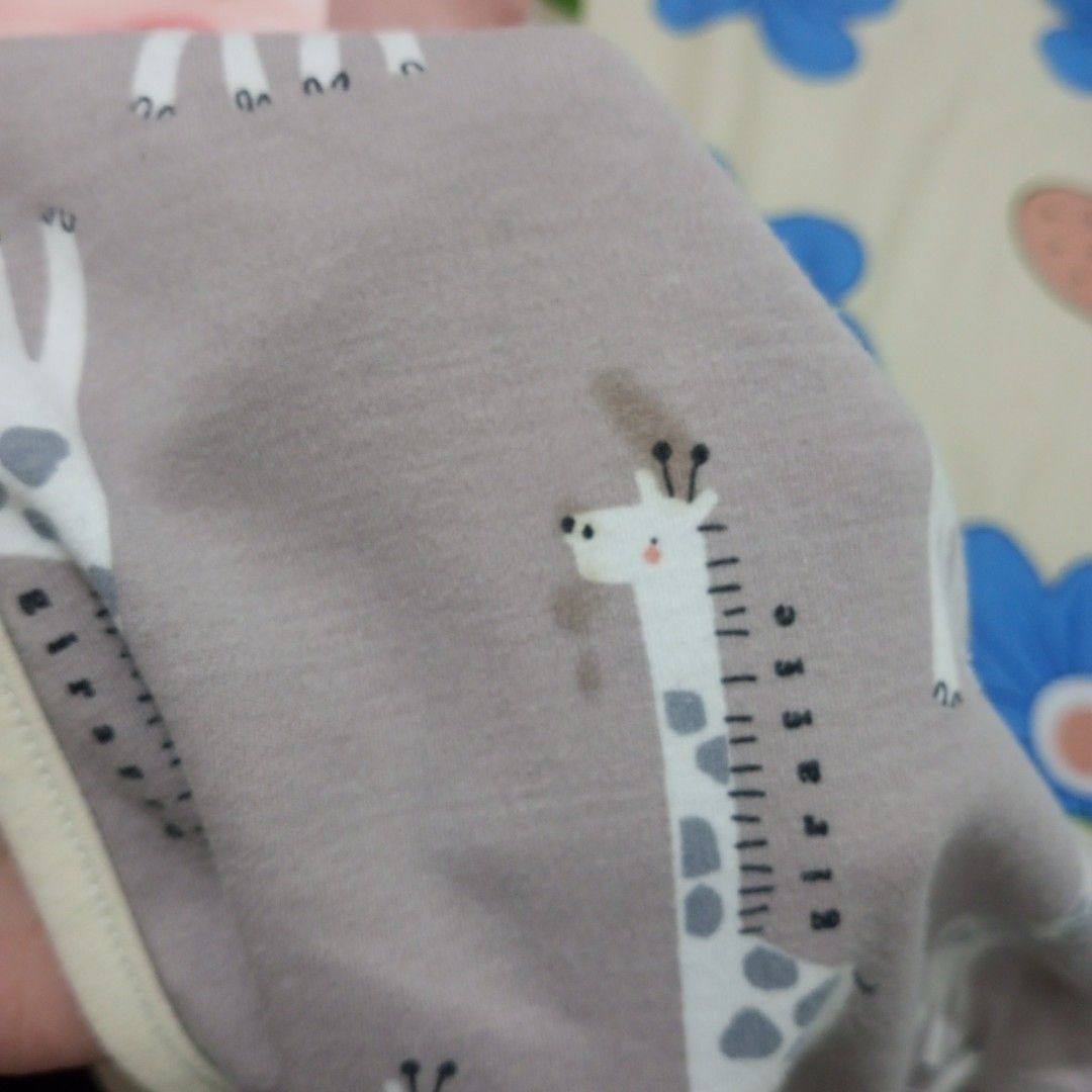 Selimut on the go GIRAFFE (Kategori: Orang Tua, Bayi & Anak - Lainnya) berada di Tangerang. Dikirim oleh belidiamelia (ID iklan 1381938333, Gambar 3). Deskripsi: minus noda dikit tapi tidak terlalu kelihatan.