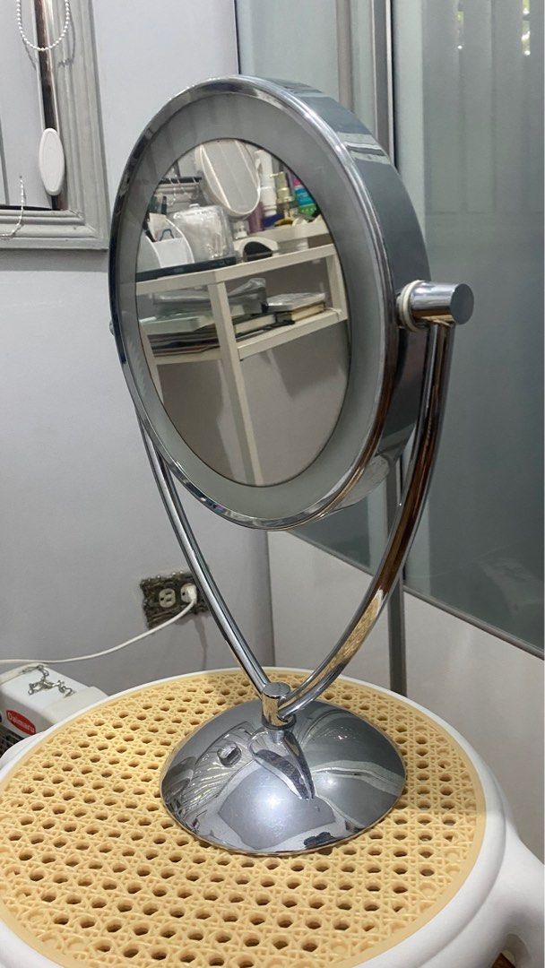 table top make up mirror (Category: Mirrors) located in Muntinlupa City. Submitted by myprelovedcollectibles (Listing ID 1382926300, Image 2). Description: light not working .