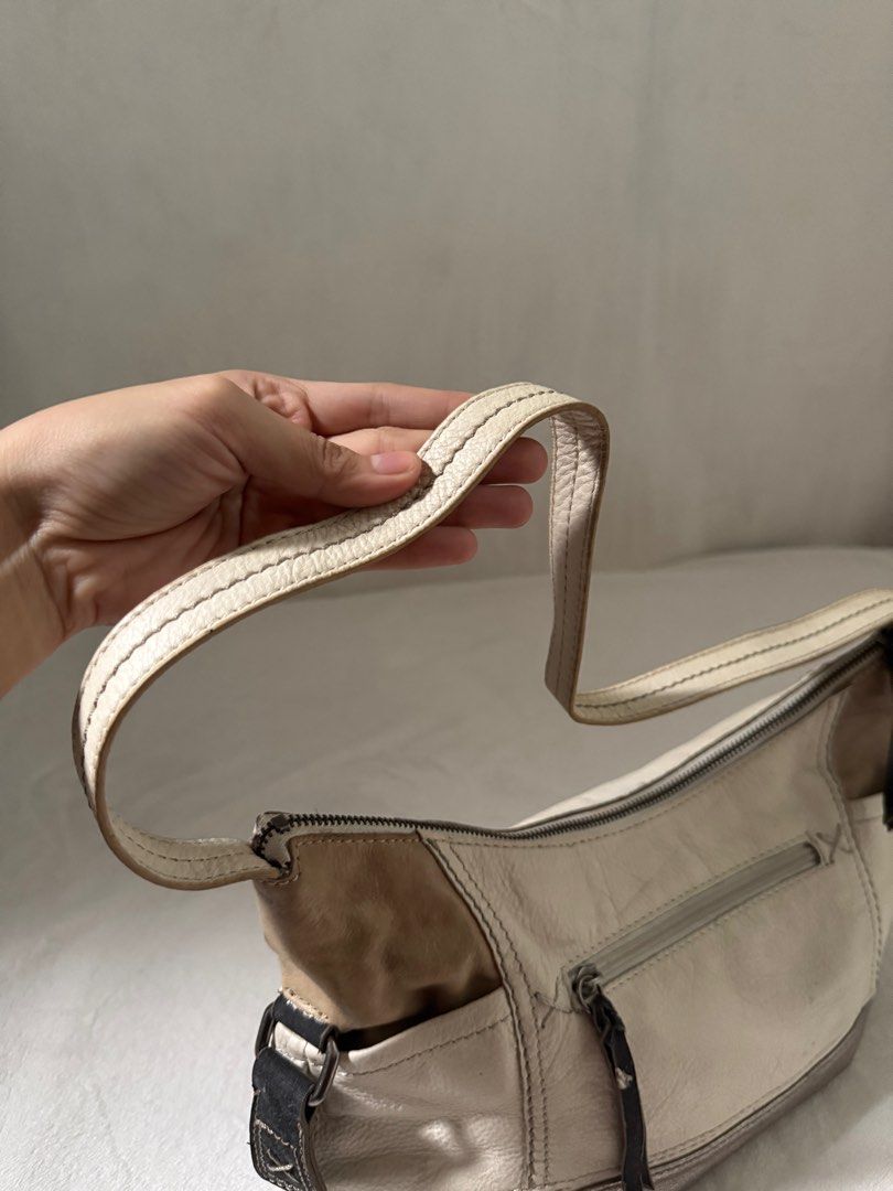 The Sak Hobo Bag (Category: Luxury Bags & Wallets) located in Manila. Submitted by relouve (Listing ID 1382945166, Image 3). Description: The Sak Hobo Bag Condition: Minimal sign of used, Clean inside. 📍Naic, Cavite You can visit our socials: FB: Searendipity IG: Sea.rendipity_ 🚛Mode of shipping: J&T express or Lalamove 📌Mode of payment: CashG (Payment first with sf).