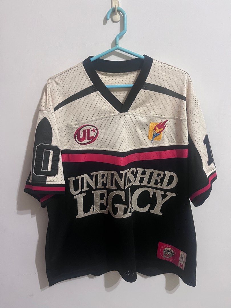 由 Popoisdoggy (刊登 ID 1383052628，圖片 1) 提交，位於 高雄市 (Kaohsiung) 的 Unfinished Legacy 橄欖球衣 M號 二手近全新 (類別：休閒運動服飾)，說明：M 近全新 匯款後店到店+60$ 。