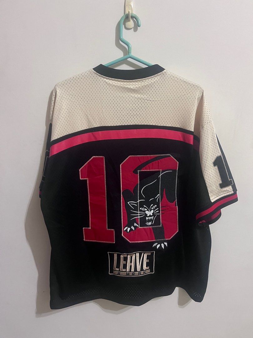 由 Popoisdoggy (刊登 ID 1383052628，圖片 2) 提交，位於 高雄市 (Kaohsiung) 的 Unfinished Legacy 橄欖球衣 M號 二手近全新 (類別：休閒運動服飾)，說明：M 近全新 匯款後店到店+60$ 。