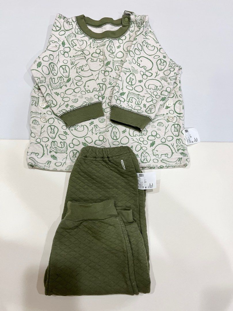 由 betty888888 (刊登 ID 1383018039，圖片 2) 提交，位於 台北市 (Taipei) 的 Uniqlo套裝80公分 (類別：嬰兒及兒童流行時尚)，說明：可當外出服或是睡衣，衣服有鈕扣可以扣在褲子上以防睡覺露肚子～不怕著涼～讓爸媽安心的設計！。
