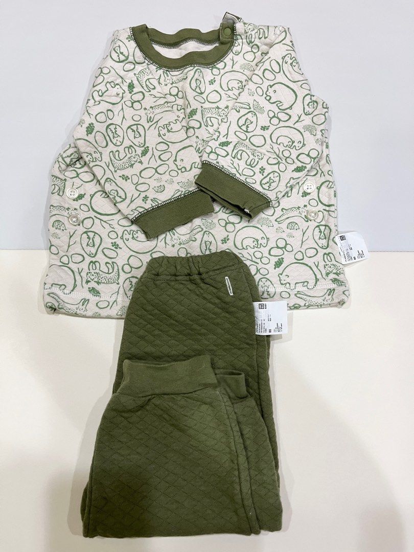 由 betty888888 (刊登 ID 1383018039，圖片 1) 提交，位於 台北市 (Taipei) 的 Uniqlo套裝80公分 (類別：嬰兒及兒童流行時尚)，說明：可當外出服或是睡衣，衣服有鈕扣可以扣在褲子上以防睡覺露肚子～不怕著涼～讓爸媽安心的設計！。