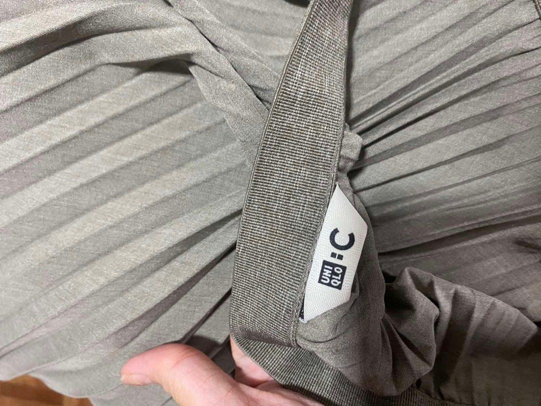 Uniqlo pleated maxi skirt (Category: Skirts) located in Quezon City. Submitted by mc3nidad (Listing ID 1382948301, Image 3). Description: .