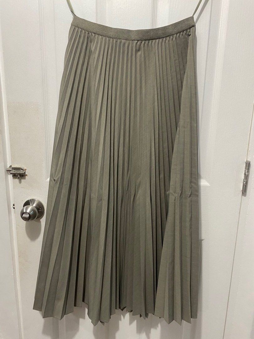 Uniqlo pleated maxi skirt (Category: Skirts) located in Quezon City. Submitted by mc3nidad (Listing ID 1382948301, Image 2). Description: .