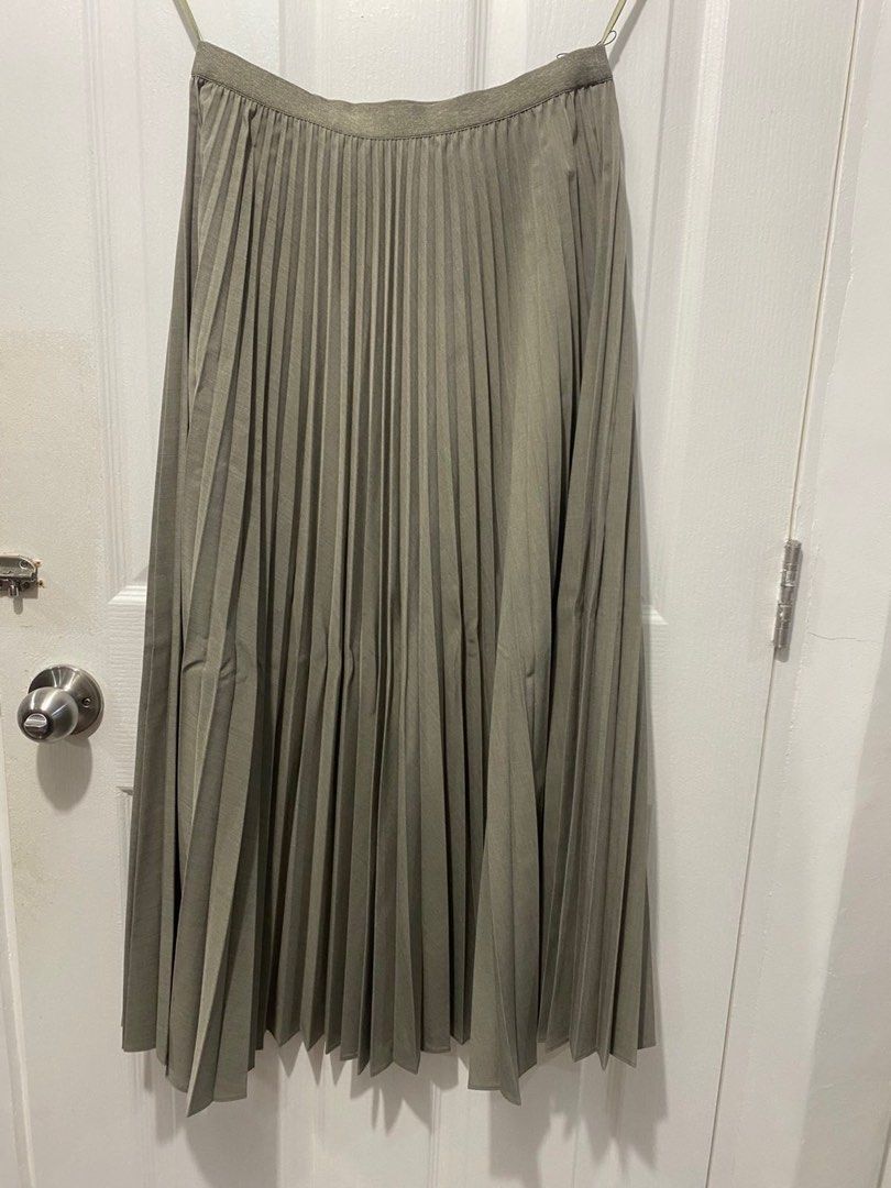 Uniqlo pleated maxi skirt (Category: Skirts) located in Quezon City. Submitted by mc3nidad (Listing ID 1382948301, Image 1). Description: .