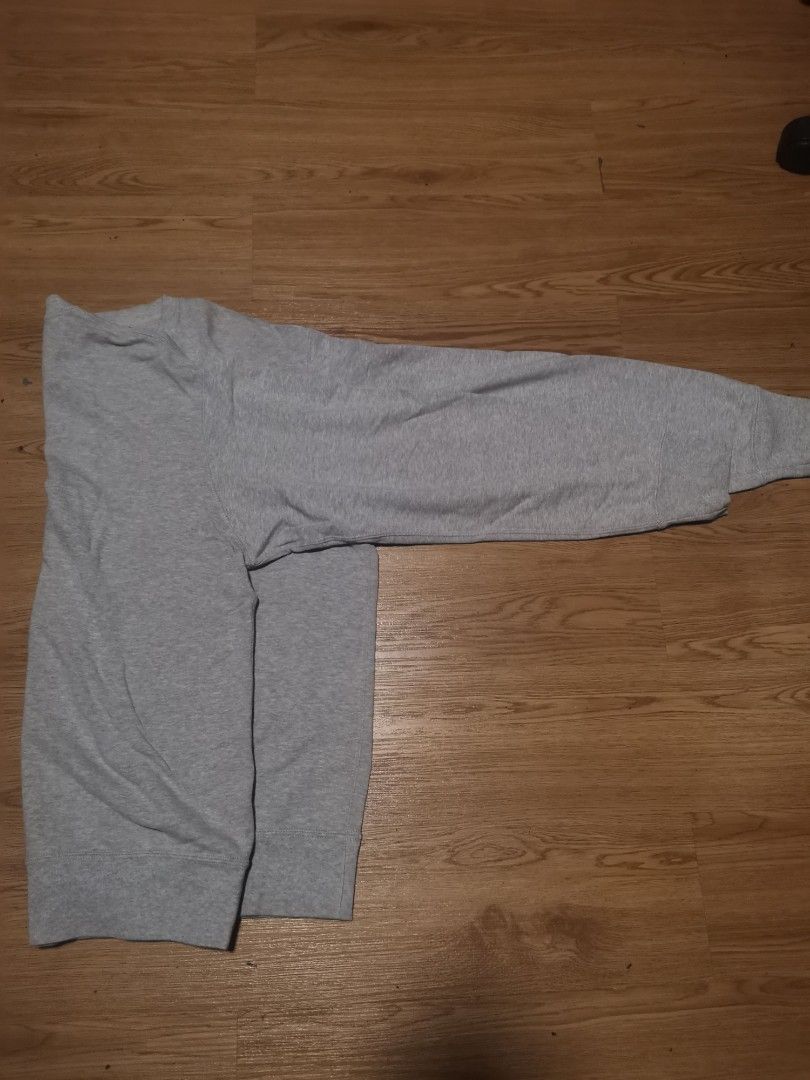 UNIQLO SWEATER (Category: Hoodies) located in Quezon City. Submitted by aaapanda1131221 (Listing ID 1377970937, Image 3). Description: Used twice no issues afaik Body Length (Back): 30 in / 76 cm Chest (Body Size): 44–47 in / 112–119 cm Sleeve Length (CB): 18 1/2 in / 47 cm Bottom Width: 24 in / 61 cm.