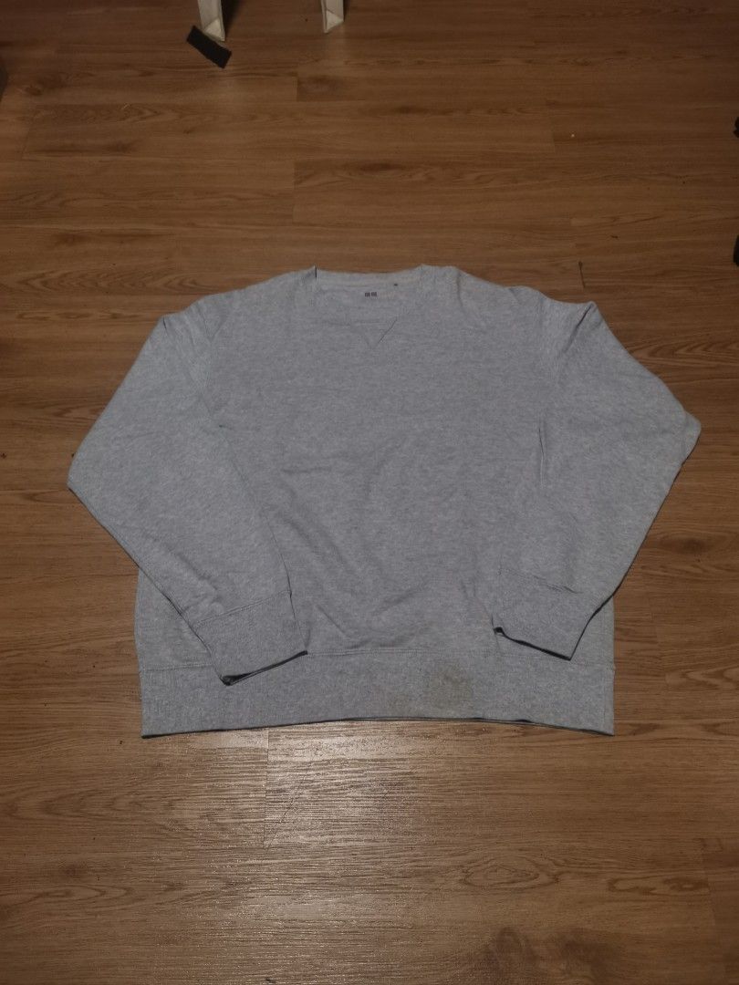 UNIQLO SWEATER (Category: Hoodies) located in Quezon City. Submitted by aaapanda1131221 (Listing ID 1377970937, Image 1). Description: Used twice no issues afaik Body Length (Back): 30 in / 76 cm Chest (Body Size): 44–47 in / 112–119 cm Sleeve Length (CB): 18 1/2 in / 47 cm Bottom Width: 24 in / 61 cm.