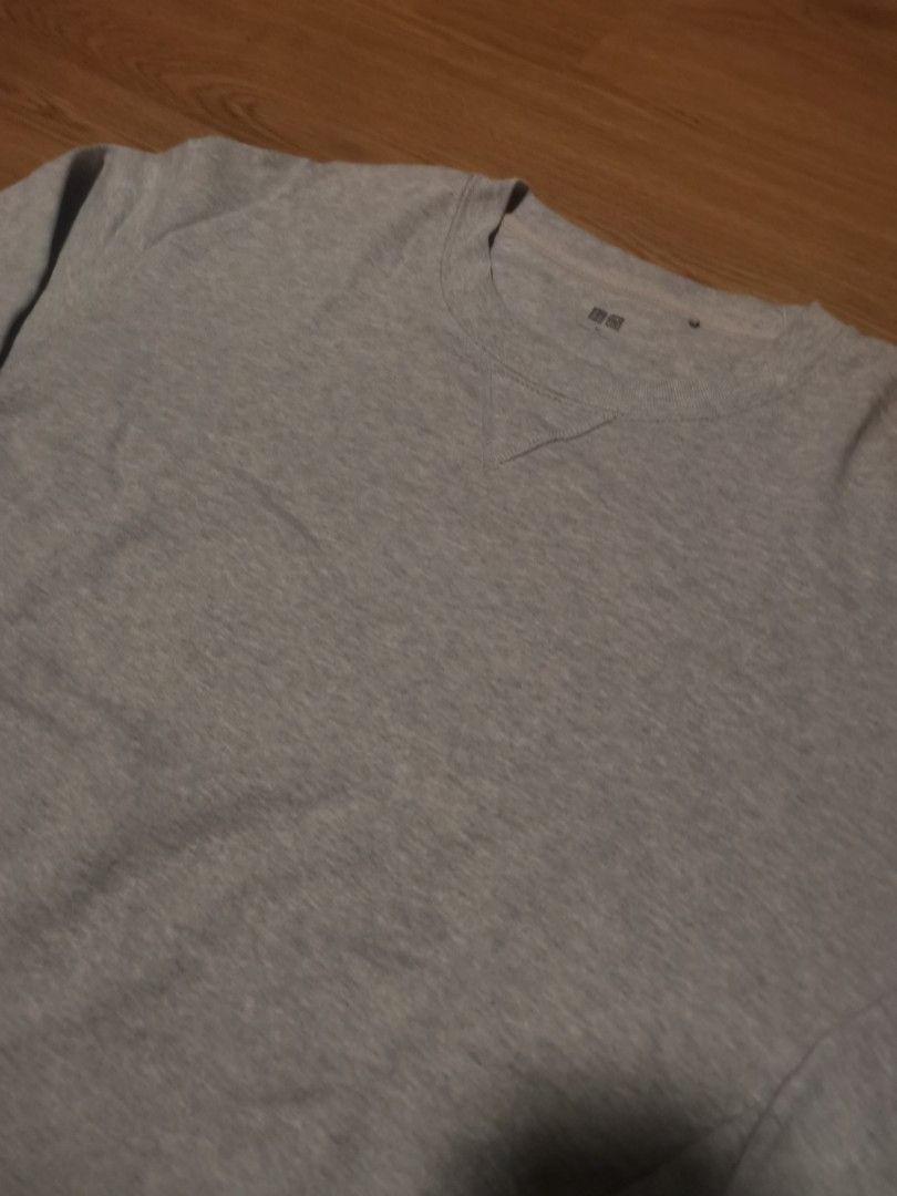 UNIQLO SWEATER (Category: Hoodies) located in Quezon City. Submitted by aaapanda1131221 (Listing ID 1377970937, Image 2). Description: Used twice no issues afaik Body Length (Back): 30 in / 76 cm Chest (Body Size): 44–47 in / 112–119 cm Sleeve Length (CB): 18 1/2 in / 47 cm Bottom Width: 24 in / 61 cm.