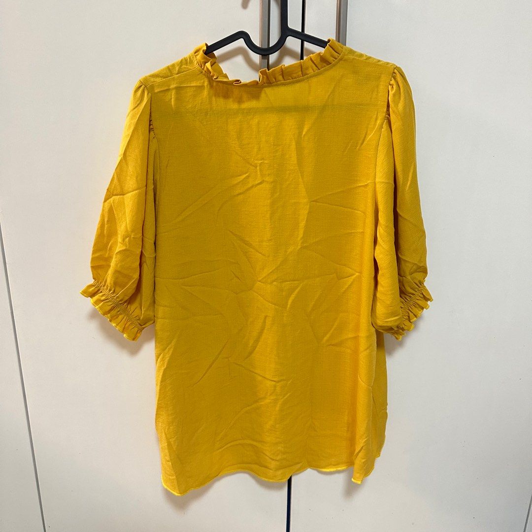 V neck blouse (Category: Blouses) located in Antipolo. Submitted by woozisruby (Listing ID 1383018138, Image 3). Description: Need washing since matagal na tambak.