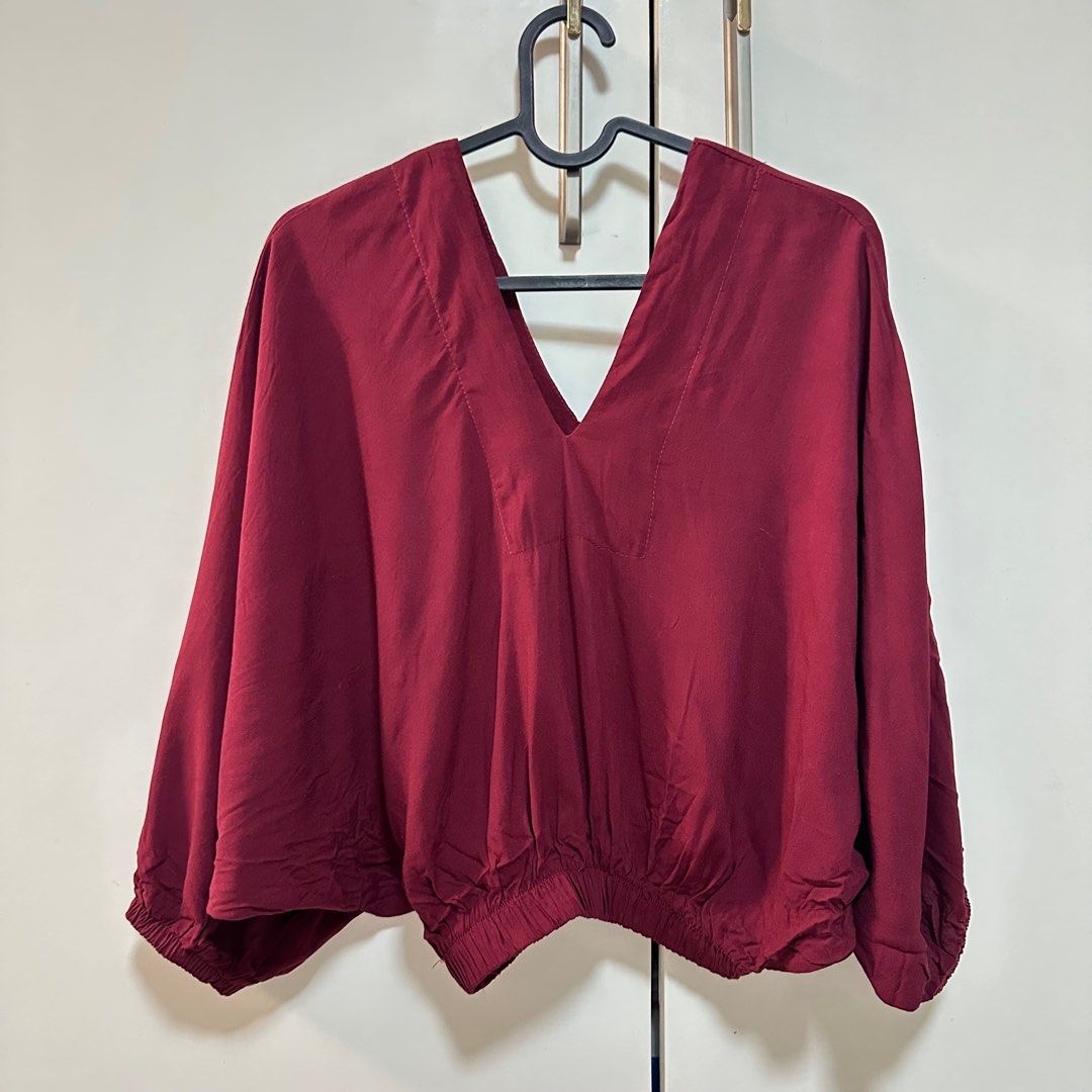 V neck top (Category: Blouses) located in Antipolo. Submitted by woozisruby (Listing ID 1383002571, Image 1). Description: Need washing since matagal na tambak.
