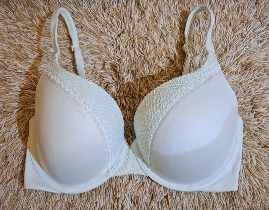 Victorias Secret Bra 32DDD (Category: Undergarments & Loungewear) located in Rizal. Submitted by kline13 (Listing ID 1383022018, Image 1). Description: w/ stain.