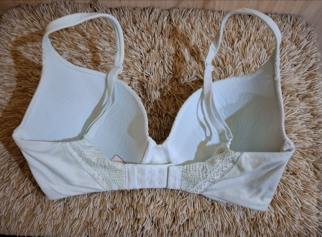 Victorias Secret Bra 32DDD (Category: Undergarments & Loungewear) located in Rizal. Submitted by kline13 (Listing ID 1383022018, Image 2). Description: w/ stain.