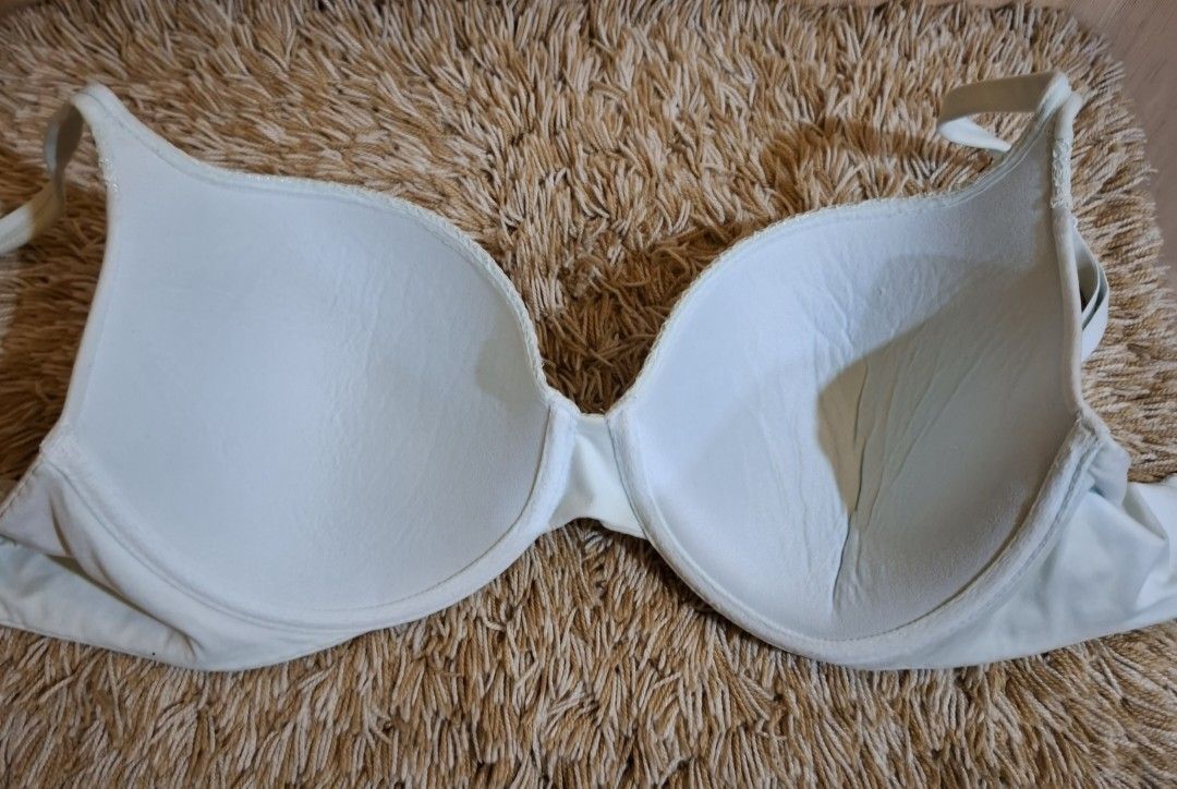 Victorias Secret Bra 32DDD (Category: Undergarments & Loungewear) located in Rizal. Submitted by kline13 (Listing ID 1383022018, Image 3). Description: w/ stain.