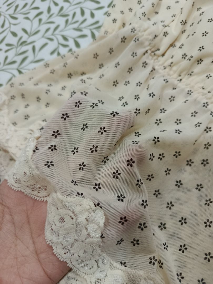 White Coquette Lace Camisole Top (Category: Sleeveless) located in Mandaluyong City. Submitted by dear_ipay (Listing ID 1383065154, Image 2). Description: .