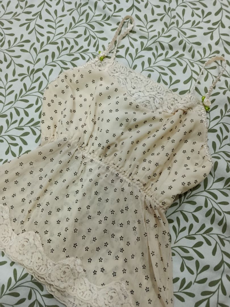 White Coquette Lace Camisole Top (Category: Sleeveless) located in Mandaluyong City. Submitted by dear_ipay (Listing ID 1383065154, Image 1). Description: .