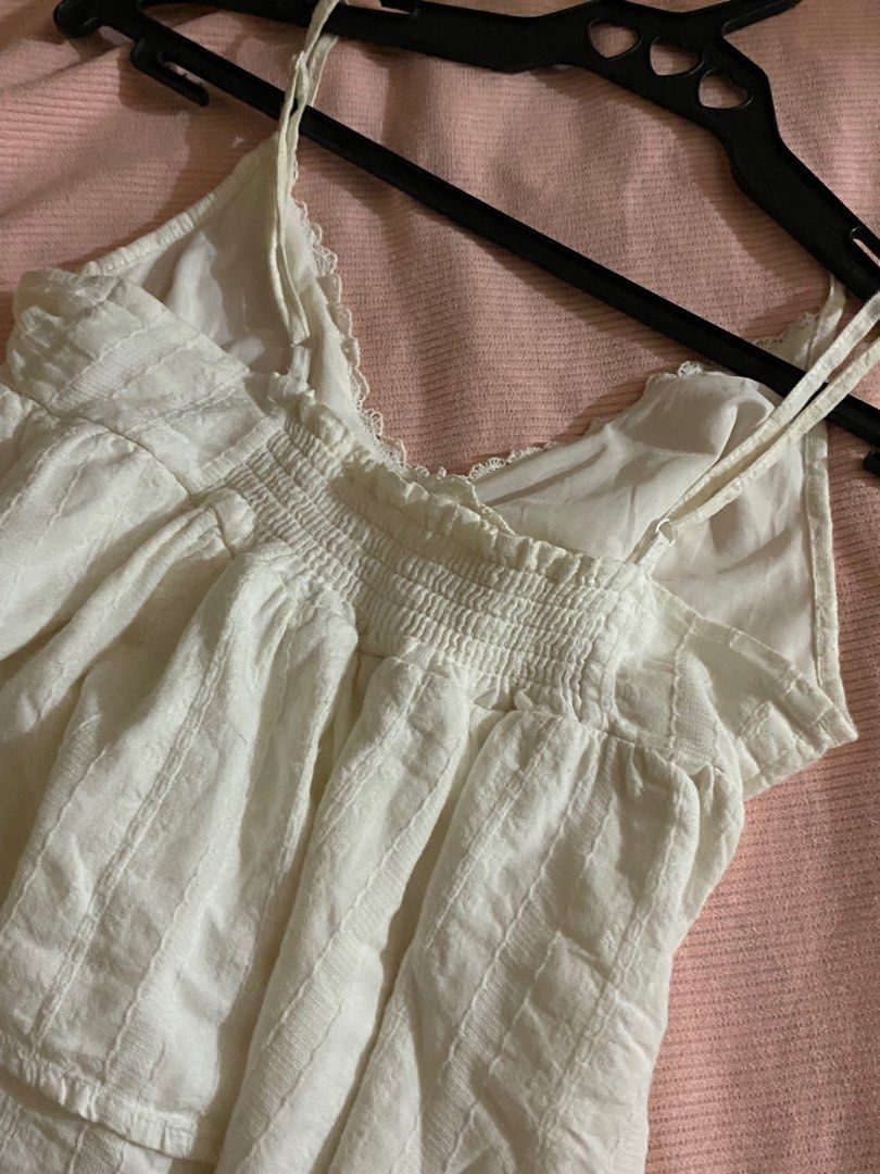 White Peplum Babydoll Top (Category: Sleeveless) located in Cabuyao City. Submitted by duiyy (Listing ID 1383065030, Image 3). Description: -has no flaws but needs washing -xs-m .