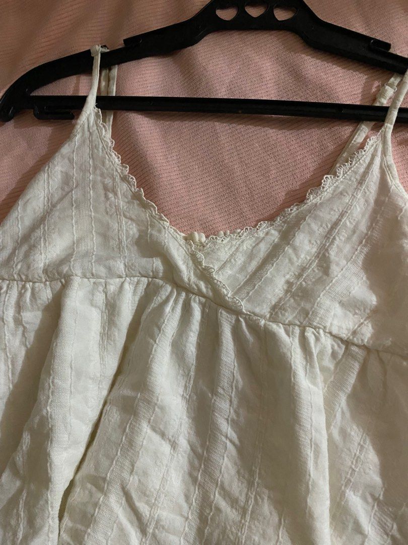 White Peplum Babydoll Top (Category: Sleeveless) located in Cabuyao City. Submitted by duiyy (Listing ID 1383065030, Image 2). Description: -has no flaws but needs washing -xs-m .