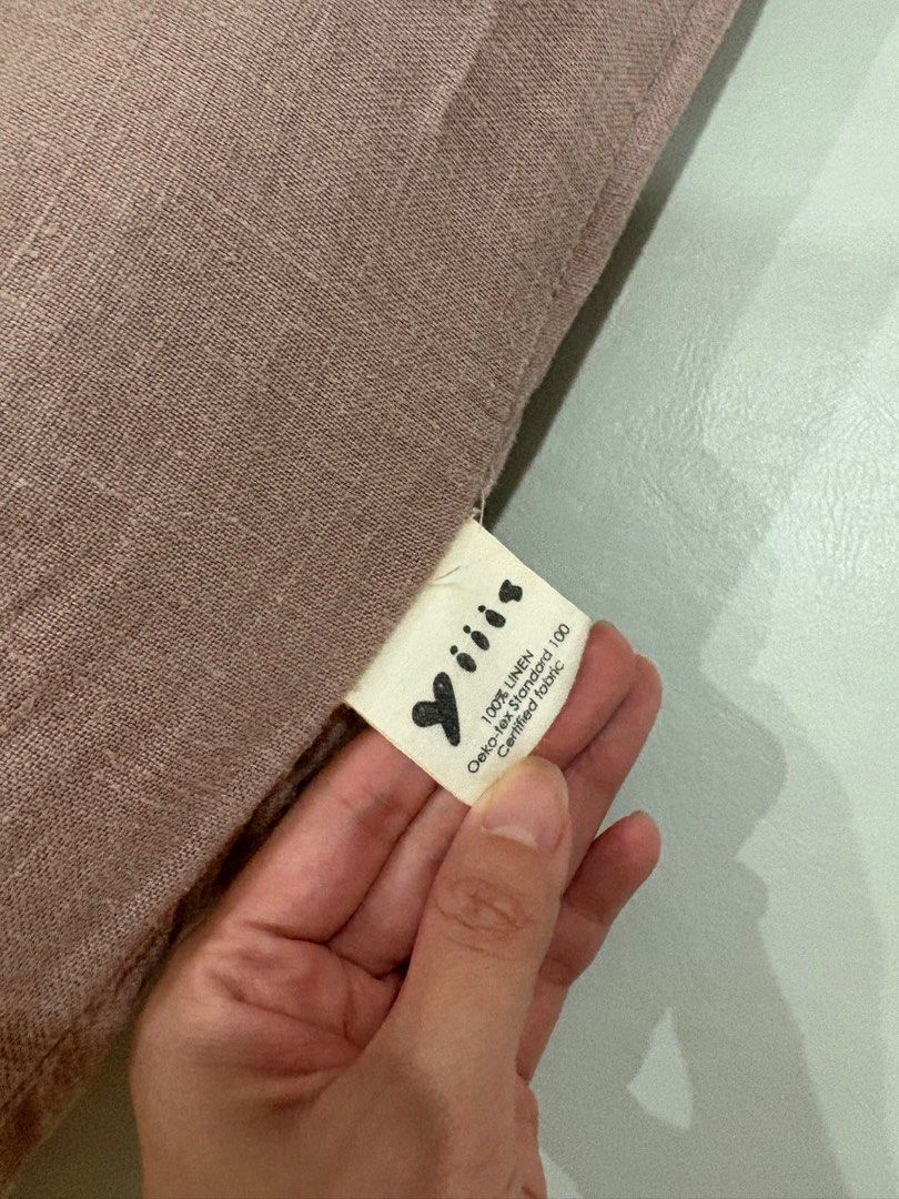 由 isitjustme (刊登 ID 1383044664，圖片 3) 提交，位於 台北市 (Taipei) 的 yiiis睡窩 送ergopouch冬款防踢被 (類別：嬰兒床)，說明：乾燥玫瑰色睡窩 算六成新好了 因為這個棉麻材質洗過就很有使用感 後面一顆扣子掉了 不影響使用 亂賣個 $750 再送💝ergo pouch長袖的防踢連身衣 原價也是貴鬆鬆 我們家大概6m穿～ 冬天千萬不能幫小嫩嬰蓋被子 窒息風險太大了！冬天可以穿冬款的防踢被，甚至我問過醫生，如果是無袖防踢被，寶寶衣服穿兩件都可以，重點是不能有枕頭被子！ 這件很有棉洗感 但材質非常厚實跟很好 有一個小問題所以我用送的 他袖口設計的超級緊、又很長 所以我逼不得已要剪開+反折使用🤣 *我個人很注意寶寶的窒息安全，睡窩大部分都只有「午睡」使用，我會盯著他。並且會翻身後就不用睡窩了，怕她轉身悶住。我是帶回娘家時，會用睡窩有她習慣的味道，包起來也有安全感 總之大約4m會翻身就沒用了。
