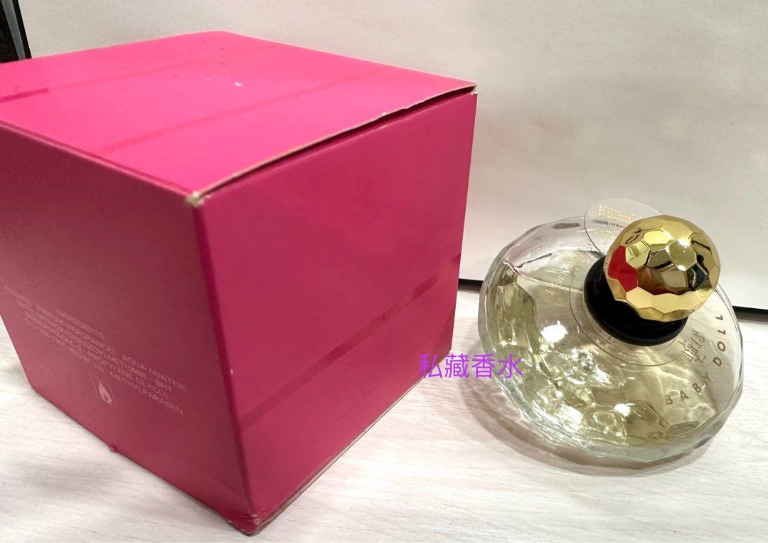 由 huhuphoebe22722 (刊登 ID 1383033887，圖片 3) 提交，位於 台北市 (Taipei) 的 全新專櫃絕版Yves Saint Laurent YSL Baby Doll 情竇淡香水 30ml (類別：香水、體香劑)，說明：絕版未使用。金屬部份還算亮。有附紙盒及日本專櫃標籤。另有50ml但外觀沒那麼漂亮也沒紙盒的。 前味：清新、陽光、令人垂涎欲滴 中味：溫柔、辛辣、令人驚豔 後味：果香與木質香調。