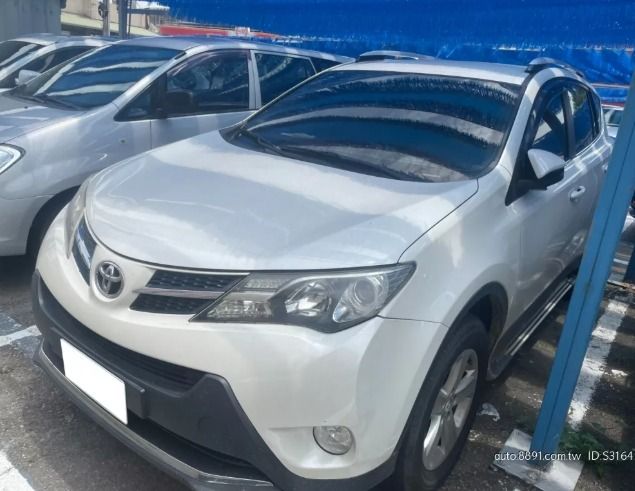由 ayume52370019 (刊登 ID 1383083924，圖片 2) 提交，位於 台北市 (Taipei) 的 2015 小資族首選！Toyota RAV4 白色 ｜車況透明＋第三方認證✅ 實車實價✅12萬開回家 (類別：汽車出售)，說明：🚗【限量釋出｜高CP值中古車】 看車不靠運氣，這裡給你真正安心的選擇👇 ⸻ 🔍 車輛資訊 🎨 顏色：白色 🔧 排氣量：2.0L 🗓️ 出廠年份：2015 📍 行駛里程：12萬公里 Keyless免匙系統 防盜系統 安全氣囊 中控鎖 ABS防鎖死 定速系統 多功能方向盤 恆溫空調 倒車雷達 倒車顯影系統 ⸻ 💯 品質保證三重安心 👍 全台最大中古車源頭商 👍 車況與檢驗報告不符 ➜ 可退車、全額退款 👍 第三方認證、公里數公開透明 ⸻ 🎀 為什麼推薦來這裡賞車？ ✔ 無事故、無泡水、無贓車 ✔ 所有車輛都有詳細檢定報告 ✔ 貸款、分期、舊車換新皆可協助 ✔ 全台北中南皆有據點，看車地點可配合 🧸 因車況透明、價格實在，