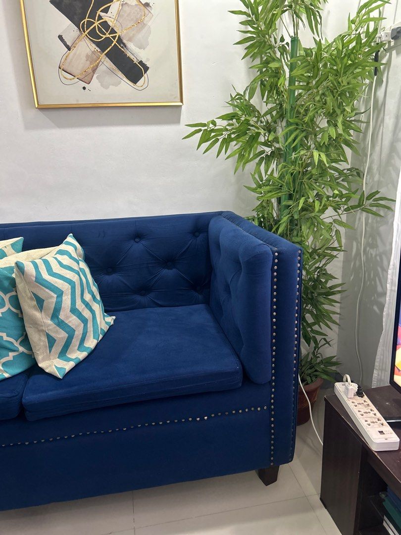 2 pc Velvet Royal Blue Studded Tufted Sofa Set (Category: Sofas) located in San Juan City. Submitted by j_mcl (Listing ID 1383124501, Image 3). Description: 2pcs set already Flaw Missing studs pde niyo palagyan yun lanv ang flaw. Other than that okay pa siya. Kaka deep clean lang nung isa, yung isa nakastock lang sa office so no ones using it. Pm if interested. Loc: QC.