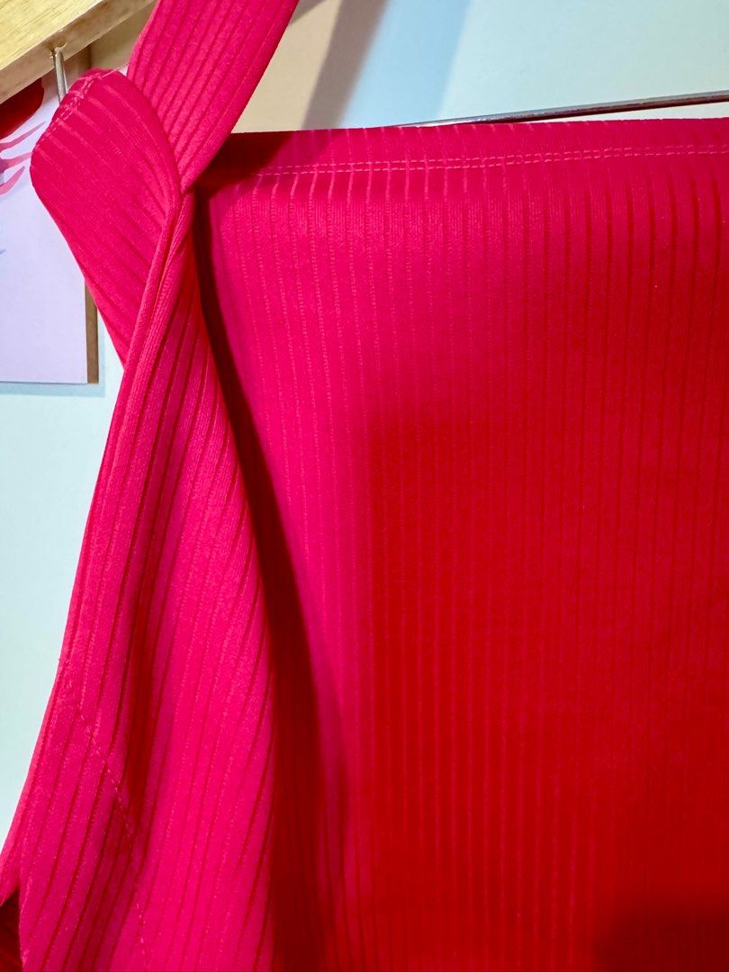 2in1 Halter Tank Top Shocking Pink Multiway (Kategori: Atasan) berada di Jakarta Utara. Dikirim oleh itsbeautified (ID iklan 1383171019, Gambar 2). Deskripsi: ini masih baru yaa harga asli di toko oren 160k aku jual 1/2 harga aja bisa dimodel cross/di halterneck contoh pemakaian real+harga barunya bisa liat di slide terakhir warna cantik shocking pink bikin kulit cerah detail waistnya bikin ilusi pinggang ramping bahan knit rib premium.