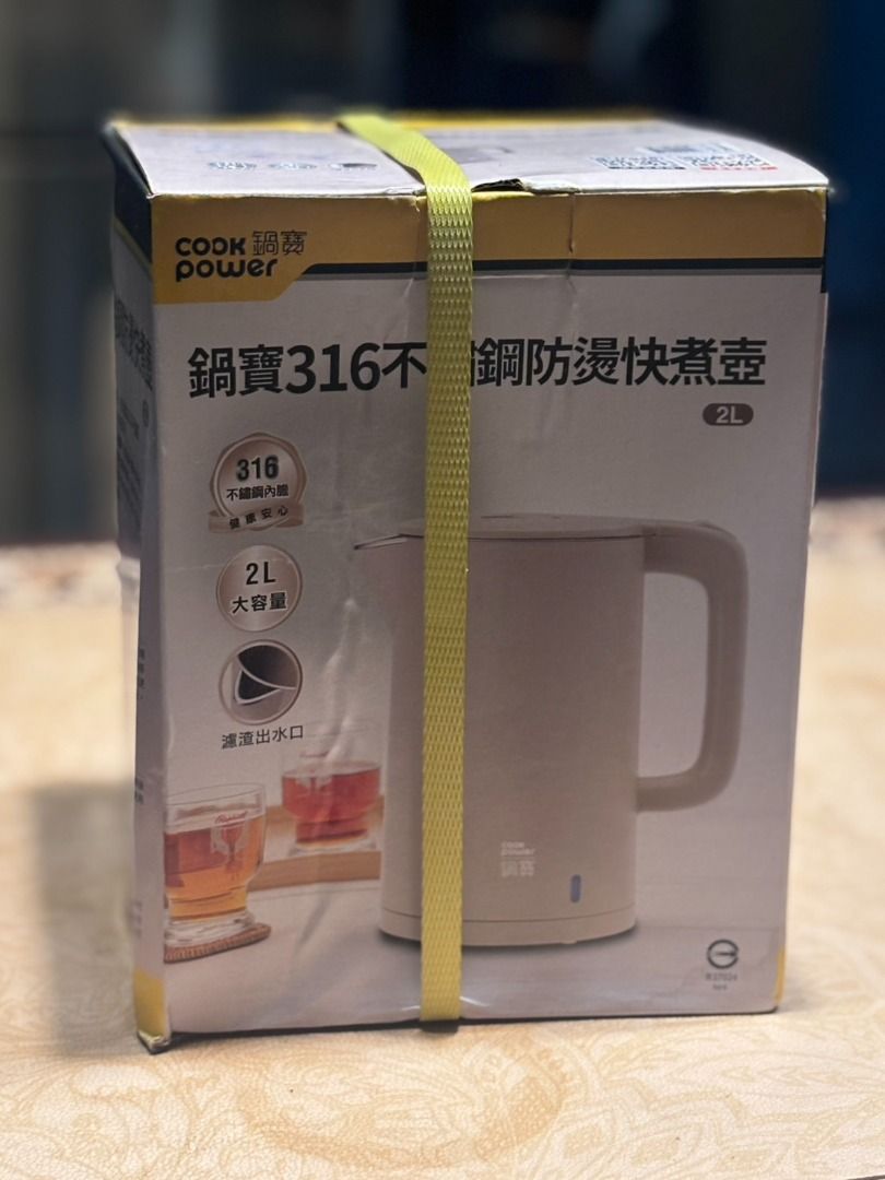 由 mya123456 (刊登 ID 1383250244，圖片 1) 提交，位於 高雄市 (Kaohsiung) 的 [鍋寶]316不鏽鋼防燙快煮壺2L 市價$2890 全新未拆封 (類別：水杯、水壺)，說明：他人贈送～用不到所以便宜出售～。