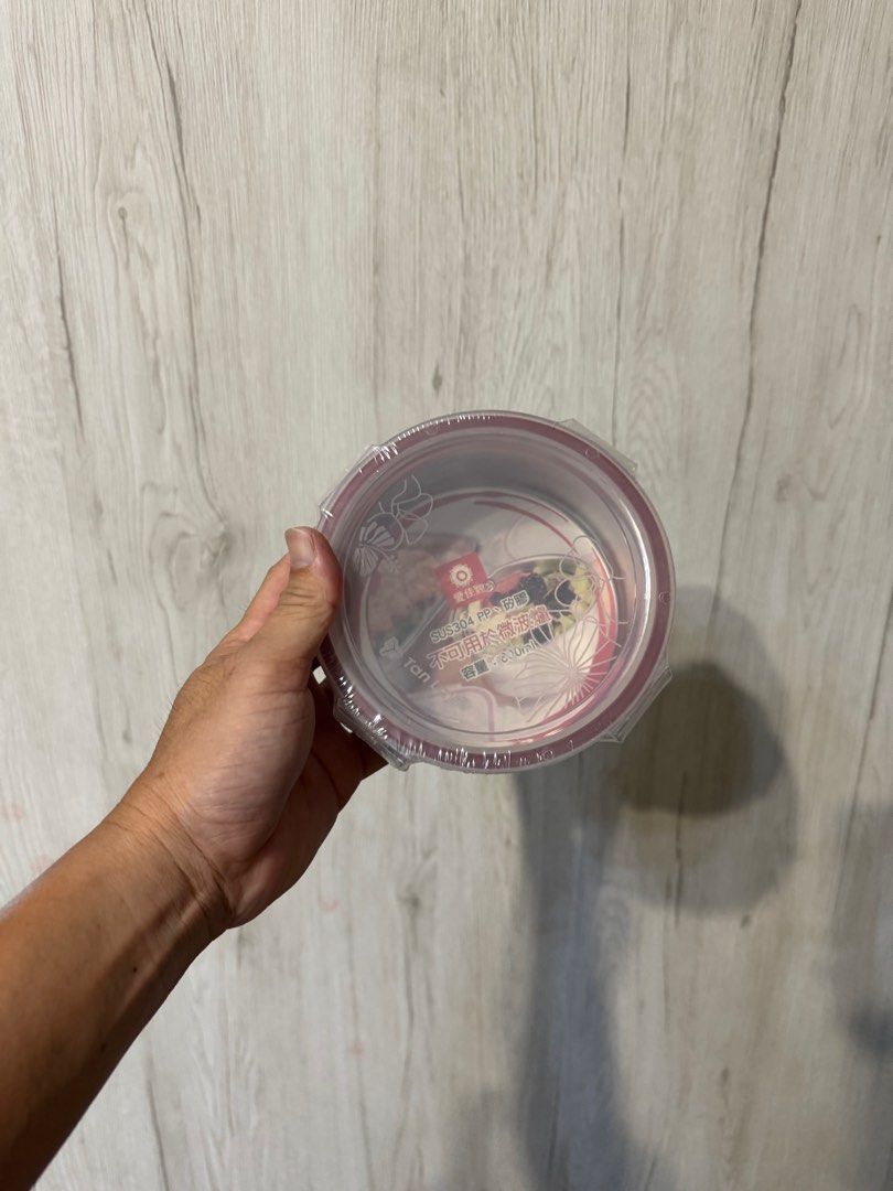 由 wangnoodle15596 (刊登 ID 1383141366，圖片 2) 提交，位於 台中市 (Taichung) 的 愛佳寶不鏽鋼保鮮盒600ml (類別：其他廚具和餐具)，說明：【愛佳寶不鏽鋼保鮮盒600ml】 🔥🔥🔥價格：80元/個🔥🔥🔥 🔹盒身不鏽鋼304材質，耐酸鹼、不生鏽氧化、盒蓋PP材質，可耐溫120°C。 🔹盒蓋採矽膠密封圈四面環扣設計，密封能力佳，可拆卸清洗更加衛生。 🔹可做保鮮盒、便當盒、蒸烤盤及烘焙容器使用，一盒多用途超方便。 🔹不殘留氣味及顏色污漬，衛生健康。 數量：2個。 📍面交地點：梧棲全家便利商店海星星店（八德路和大仁路交接） 👉7-11取貨付款運費38元 👉全家取貨付款運費39元。