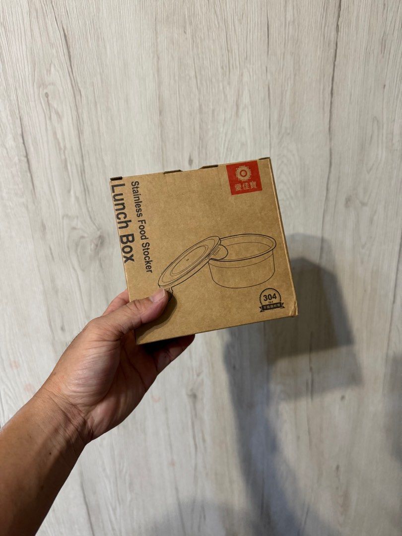 由 wangnoodle15596 (刊登 ID 1383141366，圖片 3) 提交，位於 台中市 (Taichung) 的 愛佳寶不鏽鋼保鮮盒600ml (類別：其他廚具和餐具)，說明：【愛佳寶不鏽鋼保鮮盒600ml】 🔥🔥🔥價格：80元/個🔥🔥🔥 🔹盒身不鏽鋼304材質，耐酸鹼、不生鏽氧化、盒蓋PP材質，可耐溫120°C。 🔹盒蓋採矽膠密封圈四面環扣設計，密封能力佳，可拆卸清洗更加衛生。 🔹可做保鮮盒、便當盒、蒸烤盤及烘焙容器使用，一盒多用途超方便。 🔹不殘留氣味及顏色污漬，衛生健康。 數量：2個。 📍面交地點：梧棲全家便利商店海星星店（八德路和大仁路交接） 👉7-11取貨付款運費38元 👉全家取貨付款運費39元。