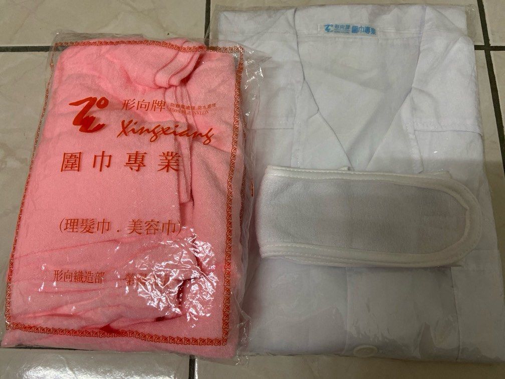 由 life_day (刊登 ID 1383115484，圖片 1) 提交，位於 台中市 (Taichung) 的 丙級美容用物（工作服塑膠缽碗等） (類別：化妝品)，說明：✨照片1 彩妝頭巾 美容衣（粉） 工作服（白短袖） ——售$150 ✨照片2 塑膠小鉢2個（其中1個有裂痕不影響使用） 大缽1個 挖勺5個 粉底調色棒2個 鐵夾2大2小 —-售$50 照片1、2物品皆有使用過痕跡唷 可單組買～～～ 一起買可優惠價190 （贈 照片3 ：海綿➕粉撲各1（全新） 。