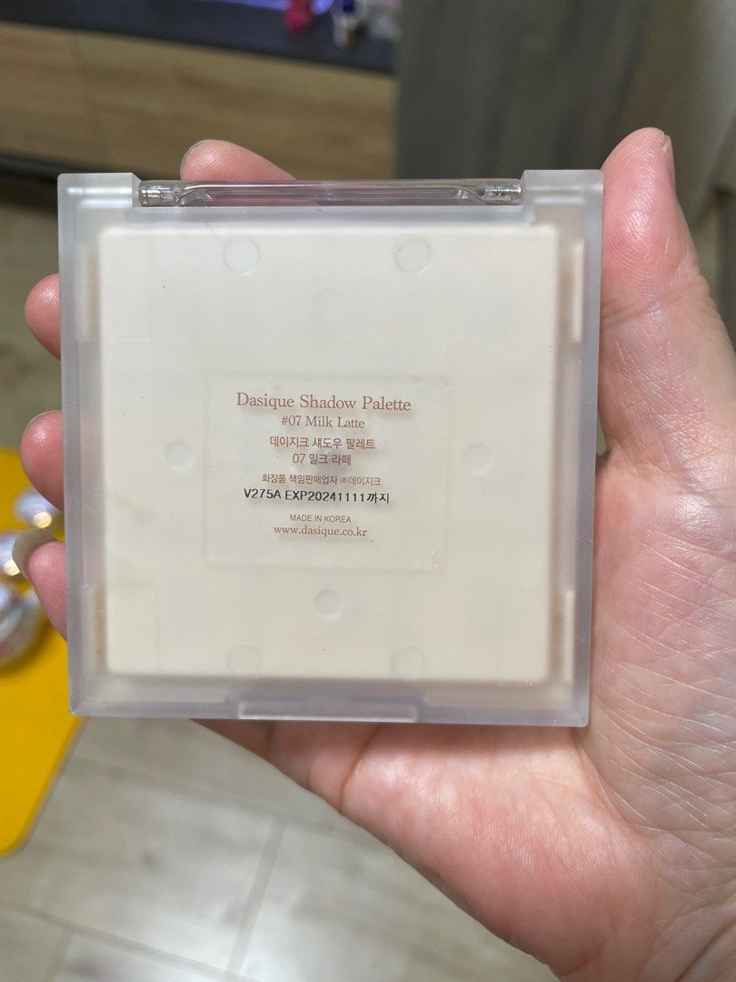 由 jiajia277100 (刊登 ID 1383172301，圖片 2) 提交，位於 台北市 (Taipei) 的 dasique 九宮格眼影盤 07 Milk Latte 牛奶拿鐵 (類別：眼部彩妝、保養)，說明：dasique 九宮格眼影盤 07 Milk Latte 牛奶拿鐵 每個顏色都只用過幾次，而且是一點點， 整體狀況不錯，乾淨，但效期已過，介意者勿下標。 。